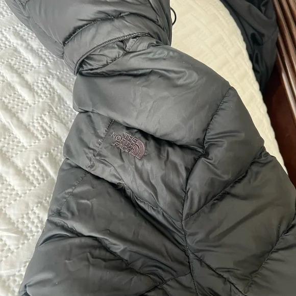 The North Face Women's Black Puffer Jacket - Picture 3 of 10